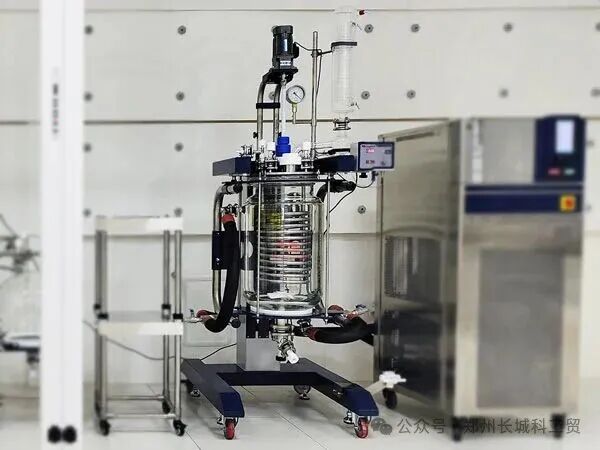 玻璃反應(yīng)釜內(nèi)冷盤管加持——直面快速放熱不慌，鎖定溫度穩(wěn)定護航